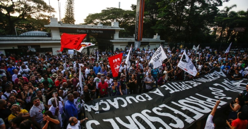Professores em greve protestam em frente ao Palácio dos Bandeirantes (SP)